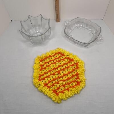 Colorful trivet and 2 Bowls