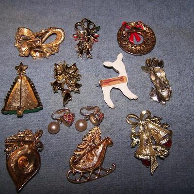 LOT 6  MORE VINTAGE CHRISTMAS JEWELRY