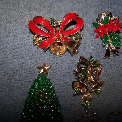 LOT 6  MORE VINTAGE CHRISTMAS JEWELRY