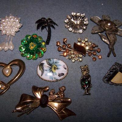 LOT 13   UNUSUAL COLLECTIBLE PINS  11 PC
