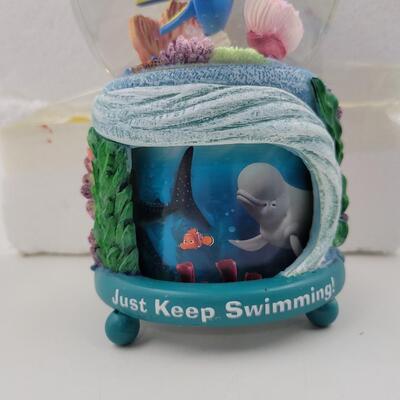 BRADFORD EXCHANGE "FINDING NEMO" DISNEY SNOW GLOBE