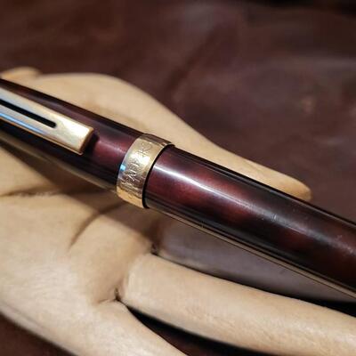 Lot 85: Vintage SCHEAFFER Red Marble Tone Fountain Pen