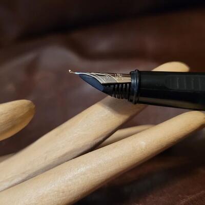 Lot 85: Vintage SCHEAFFER Red Marble Tone Fountain Pen