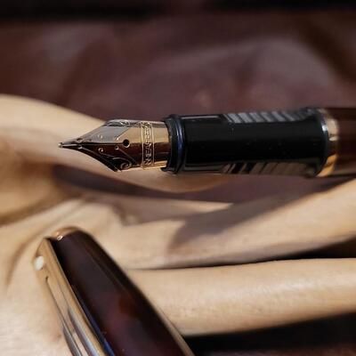 Lot 85: Vintage SCHEAFFER Red Marble Tone Fountain Pen