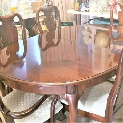 Lot #130  Thomasville Large Dining Room Table/6 chairs