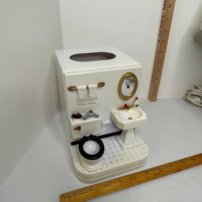 Tote, picture light, extension cords, plastic tissue holder
