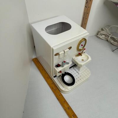 Tote, picture light, extension cords, plastic tissue holder