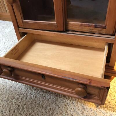 Yorkshire Market Broyhill End Table w/Sliding Glass Doors (LR - KM)