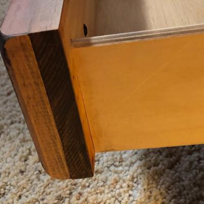 Yorkshire Market Broyhill End Table w/Sliding Glass Doors (LR - KM)