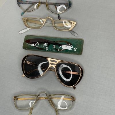 Misc glasses, tote, eyeglass holders, misc lawn spikes and plant type stakes, pot