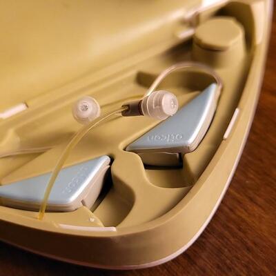 Lot 131: Pair Hearing Aids OTICON Delta RIC Light Blue Color - Moderately Severe Hearing Loss