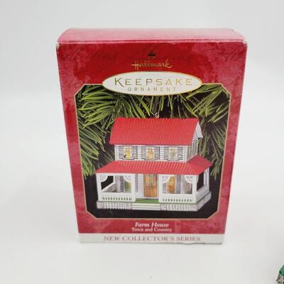 1999 HALLMARK KEEPSAKE FARM HOUSE ORNAMENT