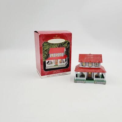 1999 HALLMARK KEEPSAKE FARM HOUSE ORNAMENT