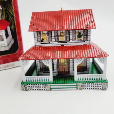 1999 HALLMARK KEEPSAKE FARM HOUSE ORNAMENT