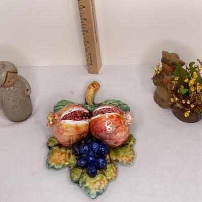 Fruit plaque, 2 dolls