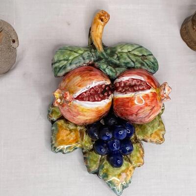 Fruit plaque, 2 dolls