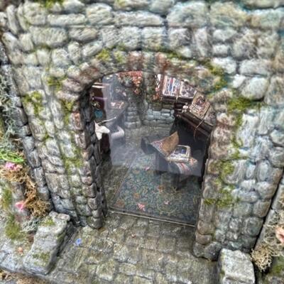 Tote, Diorama miniature mossy building