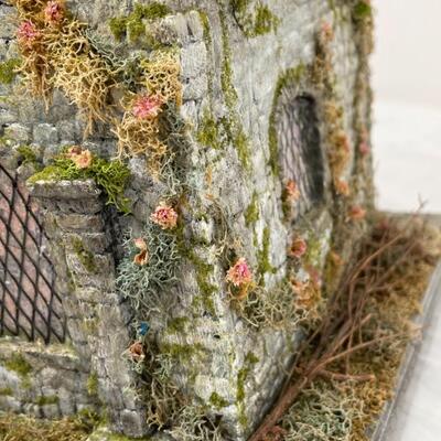 Tote, Diorama miniature mossy building