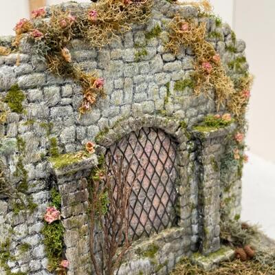 Tote, Diorama miniature mossy building