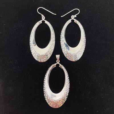 SILVER TONED OVAL EARRINGS & PENDANT SET