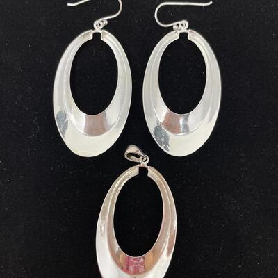 SILVER TONED OVAL EARRINGS & PENDANT SET