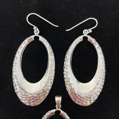 SILVER TONED OVAL EARRINGS & PENDANT SET