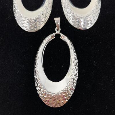 SILVER TONED OVAL EARRINGS & PENDANT SET