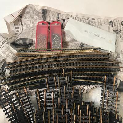 Lot 22: Lot Of HO Model Train Track - Straight & Curved Pieces &  More