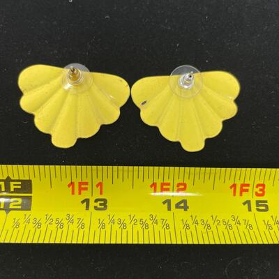 VINTAGE YELLOW & BLUE SCALLOPED METAL EARRINGS