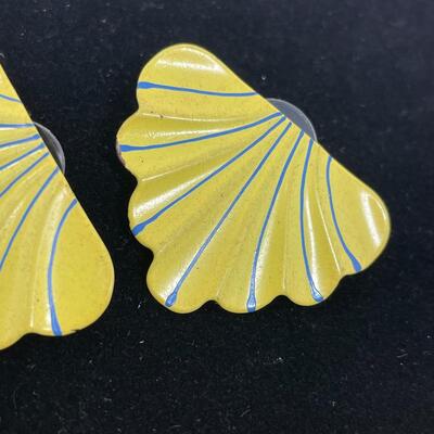 VINTAGE YELLOW & BLUE SCALLOPED METAL EARRINGS