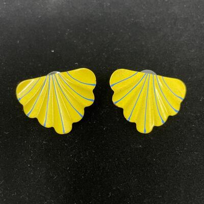 VINTAGE YELLOW & BLUE SCALLOPED METAL EARRINGS