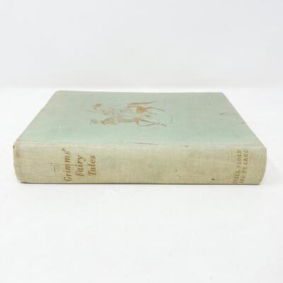 *1ST EDITION * 1962 â€œGRIMMâ€™S FAIRY TALESâ€ HARDBACK BOOK - ILLUSTRATED BY JANUSZ GRABIANSKI