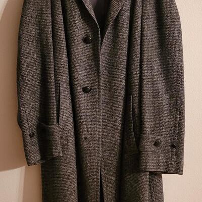 Lot 199: Men's Handwoven Harris Tweed Scottish Wool Coat