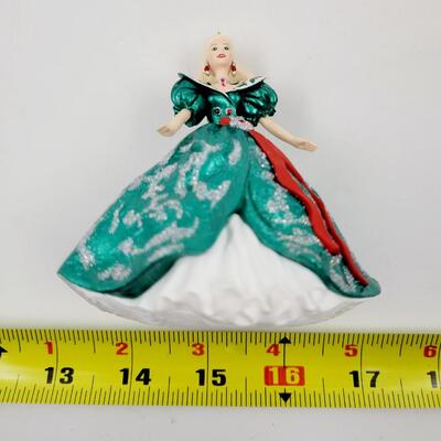 HALLMARK KEEPSAKE "1995 HOLIDAY BARBIE COLLECTORS SERIES" ORNAMENT