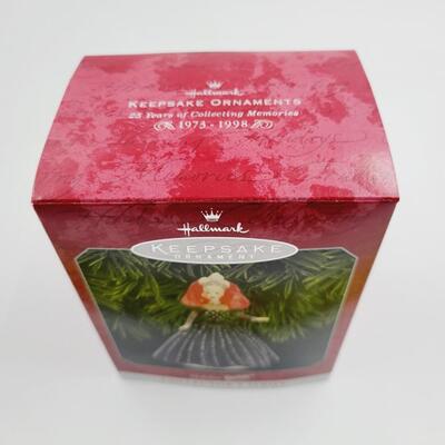 HALLMARK KEEPSAKE "1998 HOLIDAY BARBIE COLLECTORS SERIES" ORNAMENT