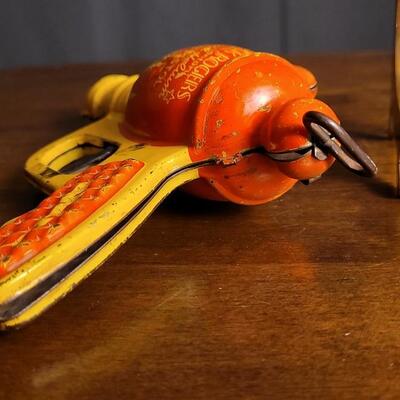 Lot 222: Vintage BUCK ROGERS 25th Century Liquid Helium Water Pistol