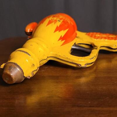 Lot 222: Vintage BUCK ROGERS 25th Century Liquid Helium Water Pistol