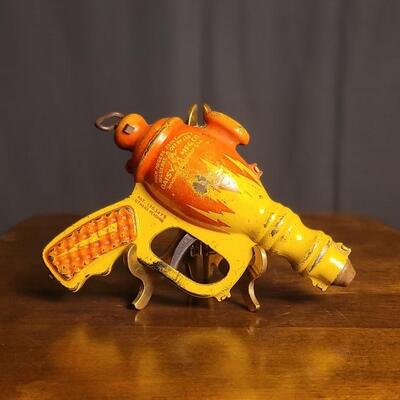 Lot 222: Vintage BUCK ROGERS 25th Century Liquid Helium Water Pistol