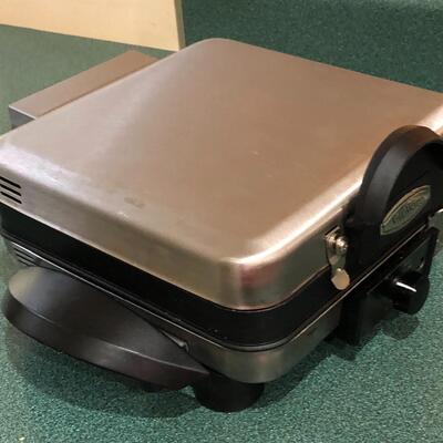 Oster 4 Slice Toaster, VillaWare Waffle Maker & Proctor Silex Slow Cooker (K- KM)