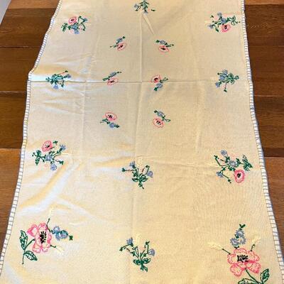 VINTAGE EMBROIDERED FLORAL BLANKET