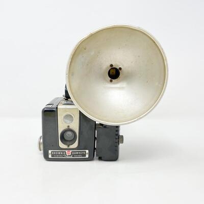 VINTAGE KODAK BROWNIE HAWKEYE FLASH CAMERA
