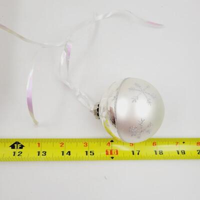 CUTE WHITE & SILVER TONED BALL ORNAMENTS