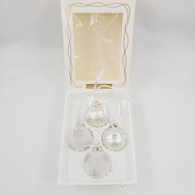 CUTE WHITE & SILVER TONED BALL ORNAMENTS
