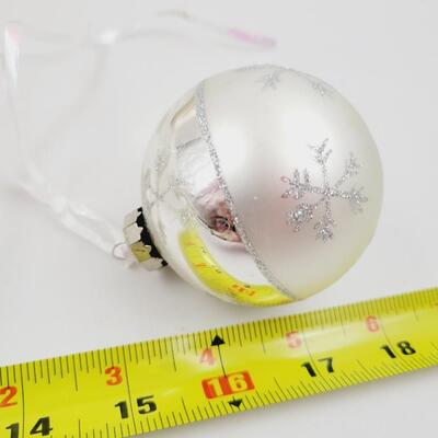 CUTE WHITE & SILVER TONED BALL ORNAMENTS