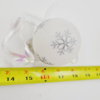 CUTE WHITE & SILVER TONED BALL ORNAMENTS