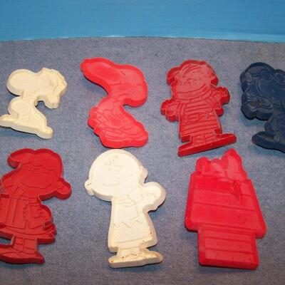 LOT 23  SNOOPY & FRIENDS COOKIE CUTTERS