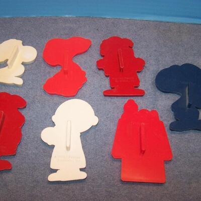 LOT 23  SNOOPY & FRIENDS COOKIE CUTTERS
