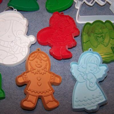 LOT 24  COLLECTIBLE CHRISTMAS HALLMARK COOKIE CUTTERS