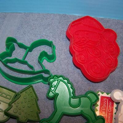 LOT 24  COLLECTIBLE CHRISTMAS HALLMARK COOKIE CUTTERS