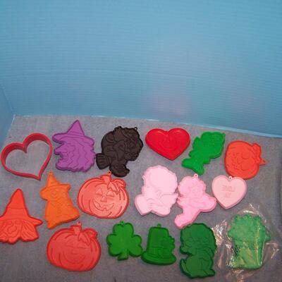 LOT 25  COLLECTIBLE HOLIDAY COOKIE CUTTERS